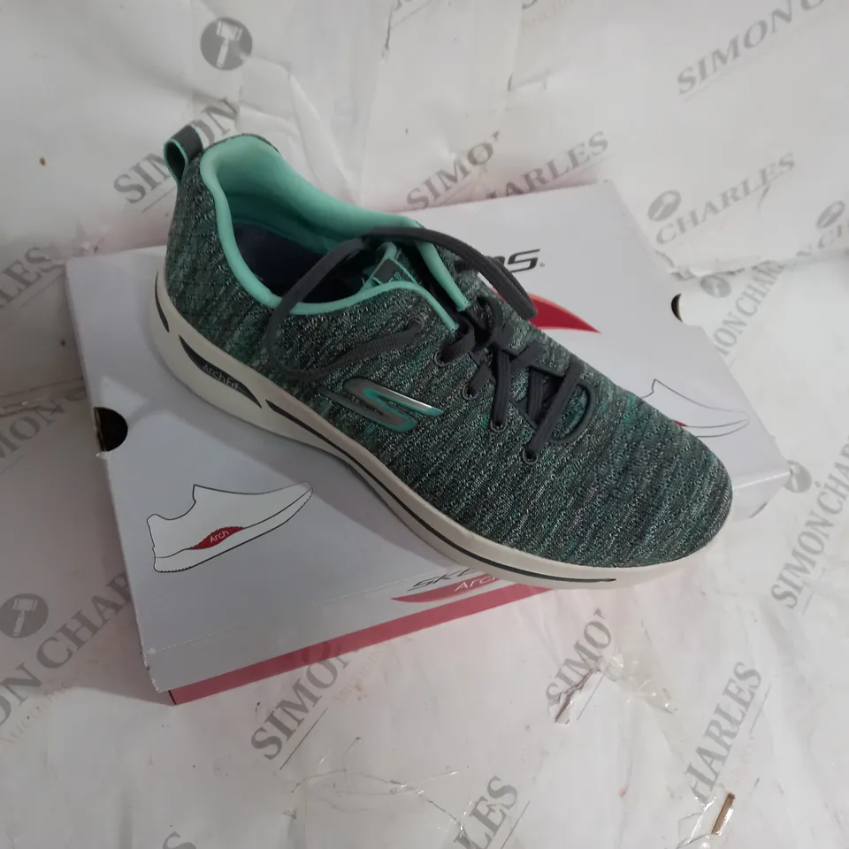 BOXED PAIR OF SKECHERS GO WALK ARCHFIT TRAINER IN CYAN TEXTILE SIZE 7