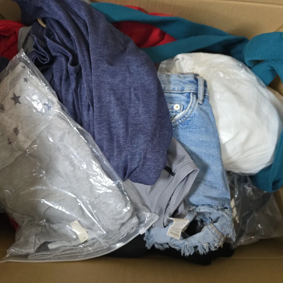 APPROXIMATELY 20 ASSORTED CLOTHING ITEMS IN VARIOUS SIZES, STYLES & COLOURS TO INCLUDE BRANDS SUCH AS ADIDAS, ZARA, CROCS, ETC - COLLECTION ONLY