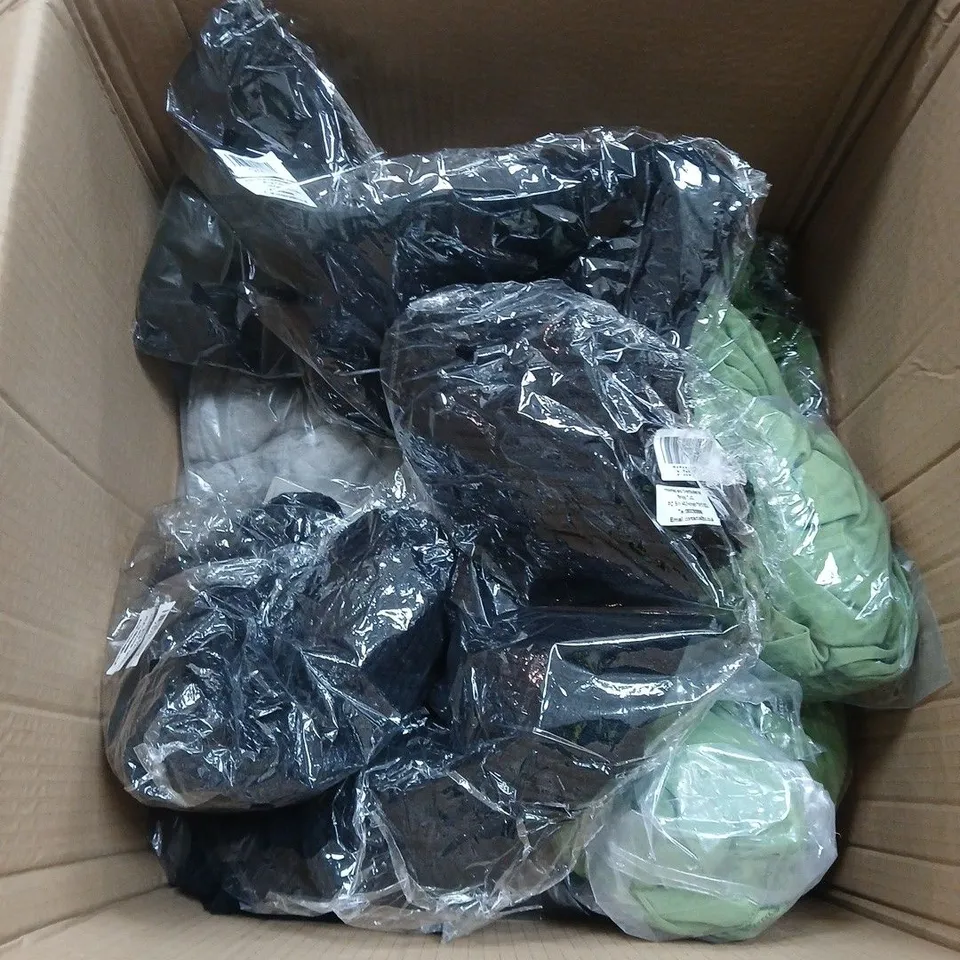 APPROXIMATELY 12 ASSORTED CLOTHING ITEMS IN VARIOUS SIZES & STYLES TO INCLUDE JEANS, TOPS, DRESSES, ETC