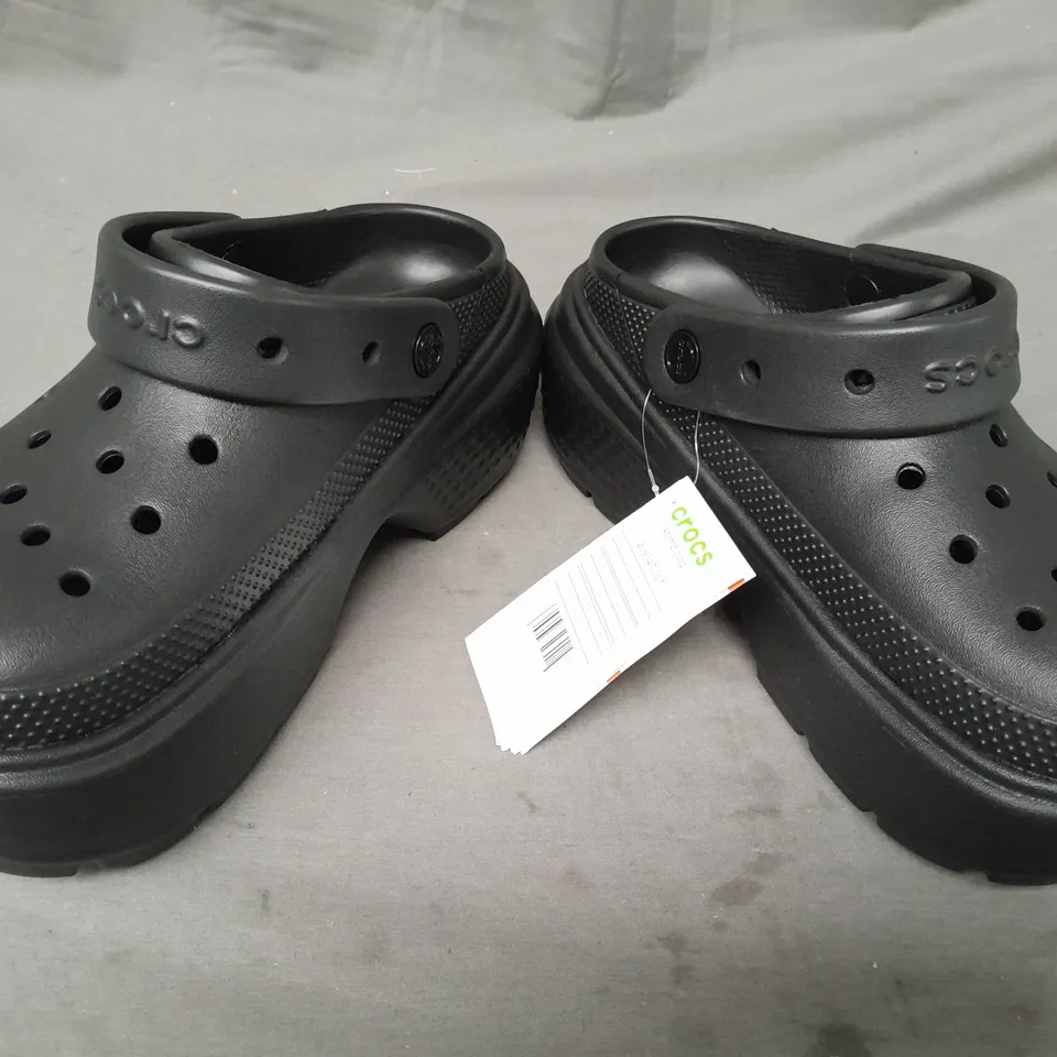 PAIR OF CROCS STOMP CLOGS IN BLACK UK SIZE M4/W5