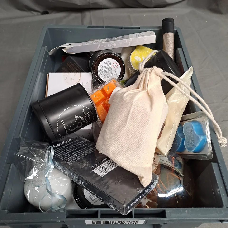 TOTE OF APPROX 20 HOUSEHOLD ITEMS TOO INCLUDE CANDLES AND LIGHTBULBS