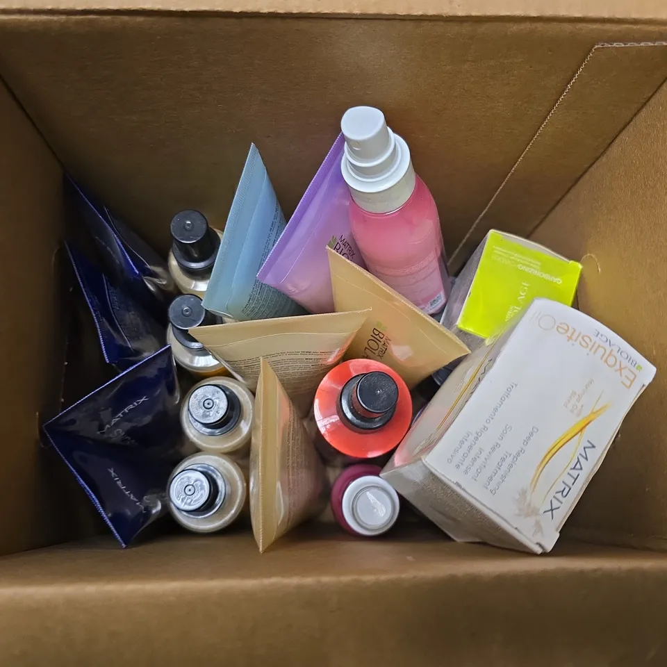 APPROXIMATELY 24 ASSORTED HEALTH & BEAUTY PRODUCTS TO INCLUDE BIOLAGE CONDITIONER, BIOLAGE SHINE SHAKE, MATRIX HELLO BLONDIE, ETC