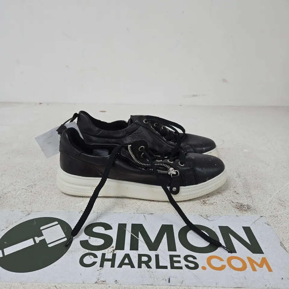 HUSH PUPPIES BLACK LEATHER SNEAKERS WITH ZIP DETAIL, WHITE SOLE (UK SIZE 8