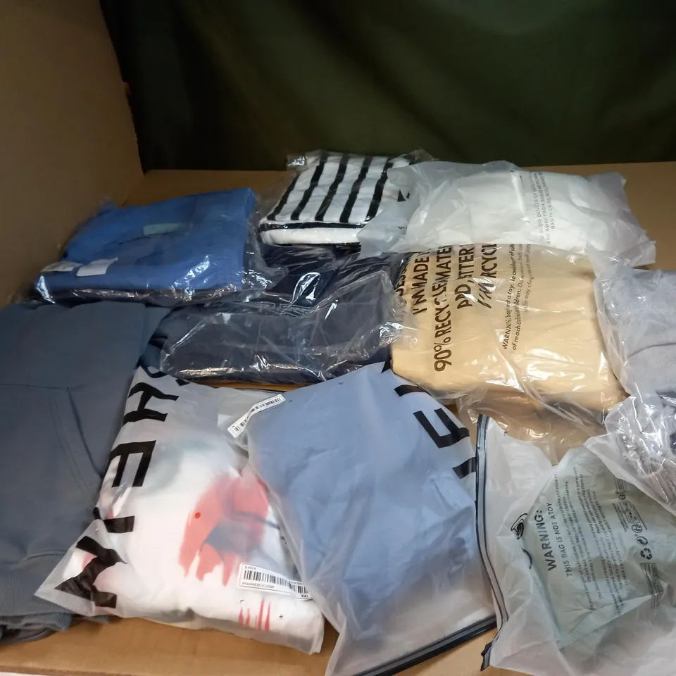 LOT OF APPROX 20 ASSORTED CLOTHING ITEMS TO INCLUDE JUMPERS, JEANS AND T-SHIRTS