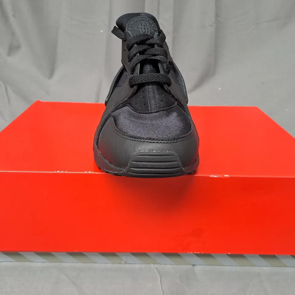 BOXED PAIR OF NIKE AIR HUARACHE SHOES IN BLACK UK SIZE 10