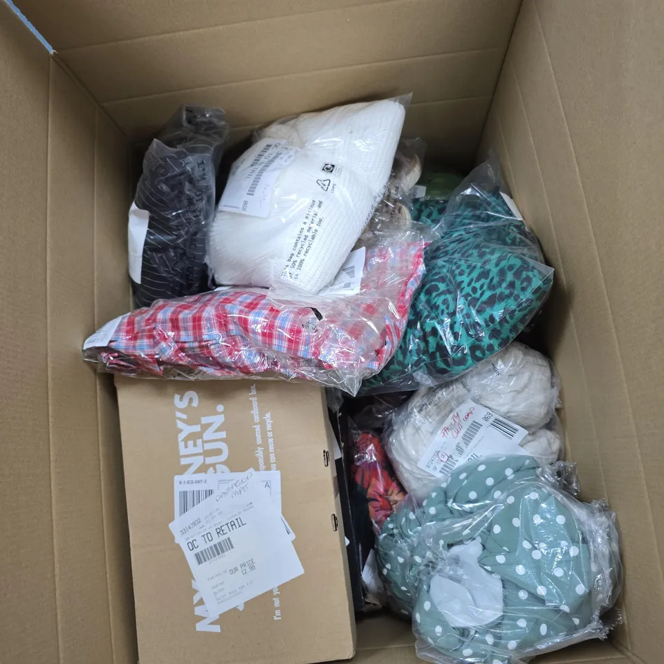 BOX OF APPROXIMATELY 25 ASSORTED CLOTHING ITEMS OF VARIOUS SIZES AND STYLES