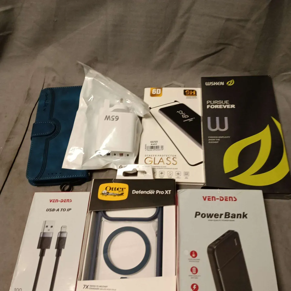 APPROXIMATELY 20 ASSORTED SMARTPHONE ACCESSORIES TO INCLUDE CHARGING CABLES, POWERBANKS, PHONE CASES ETC 