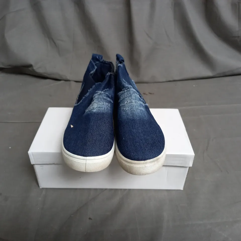 APPROXIMATELY 12 PAIRS OF WOMENS DENIM EFFECT SHOES IN VARIOUS SIZES