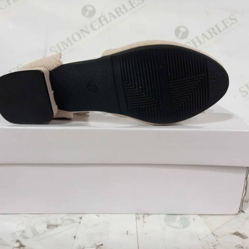 BOXED PAIR OF DESIGNER LOW HEEL CLOSED TOE SHOES IN BEIGE W. BOW EU SIZE 34