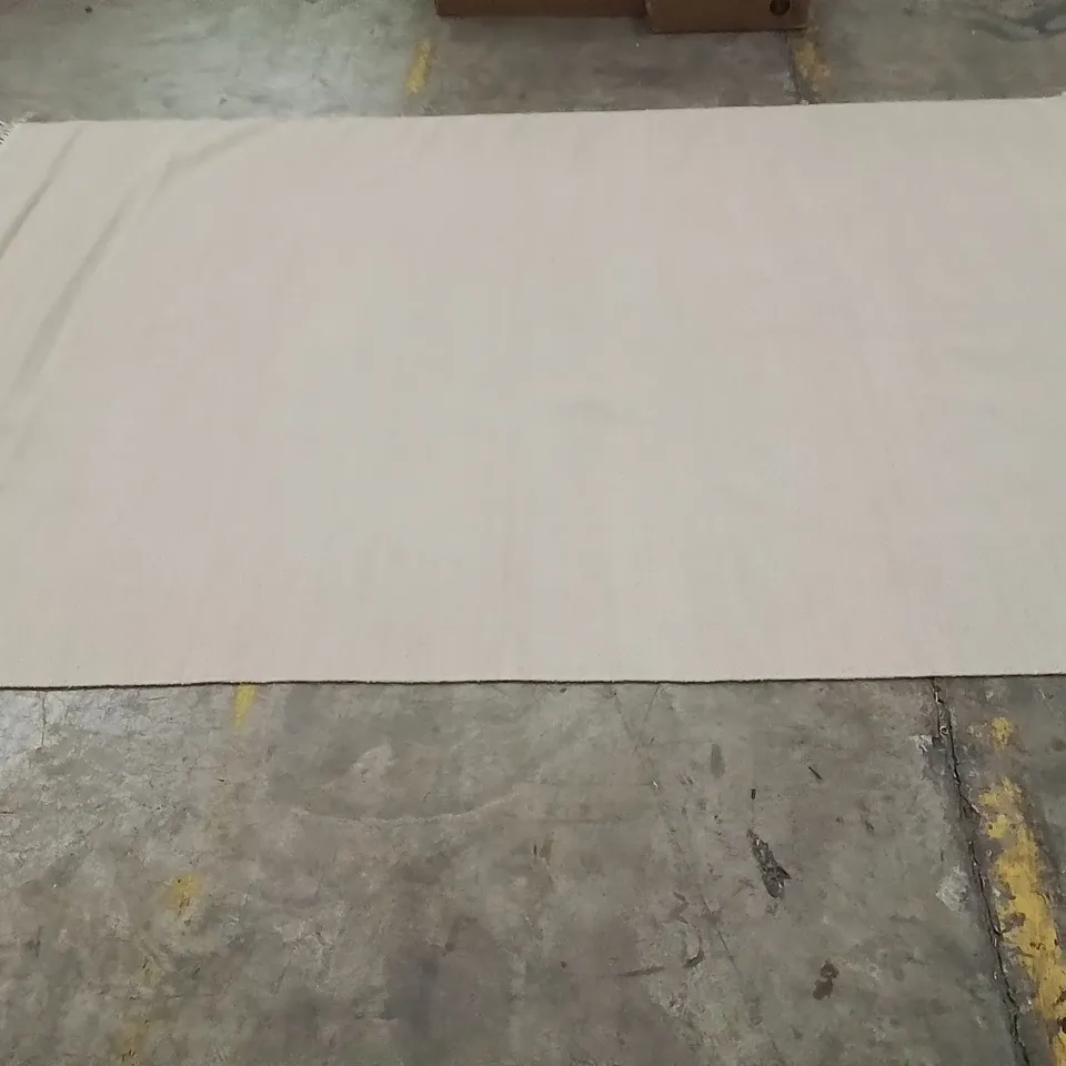 QUALITY DESIGNER AREA RUG // APPROX SIZE: 200 X 300 cm
