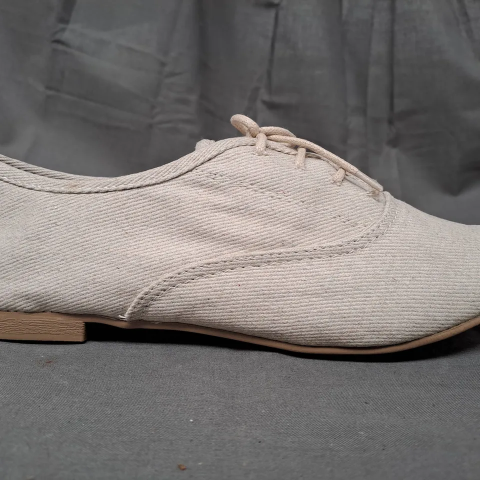 BOX OF APPROXIMATELY 10 PAIRS OF BARRATTS SHOES IN CREAM IN VARIOUS SIZES