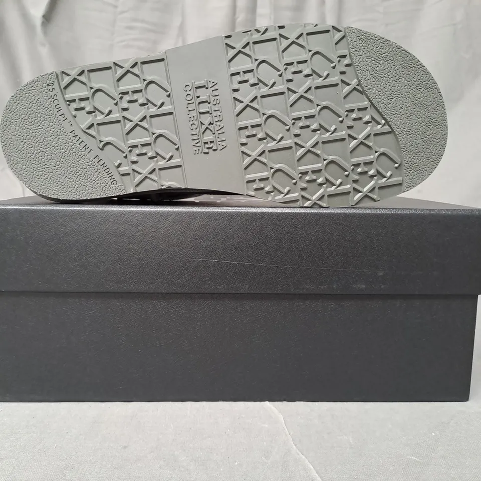 BOXED PAIR OF AUSTRALIA LUXE COLLECTION COSY FAUX FUR LINED SHOES IN GREY UK SIZE 5