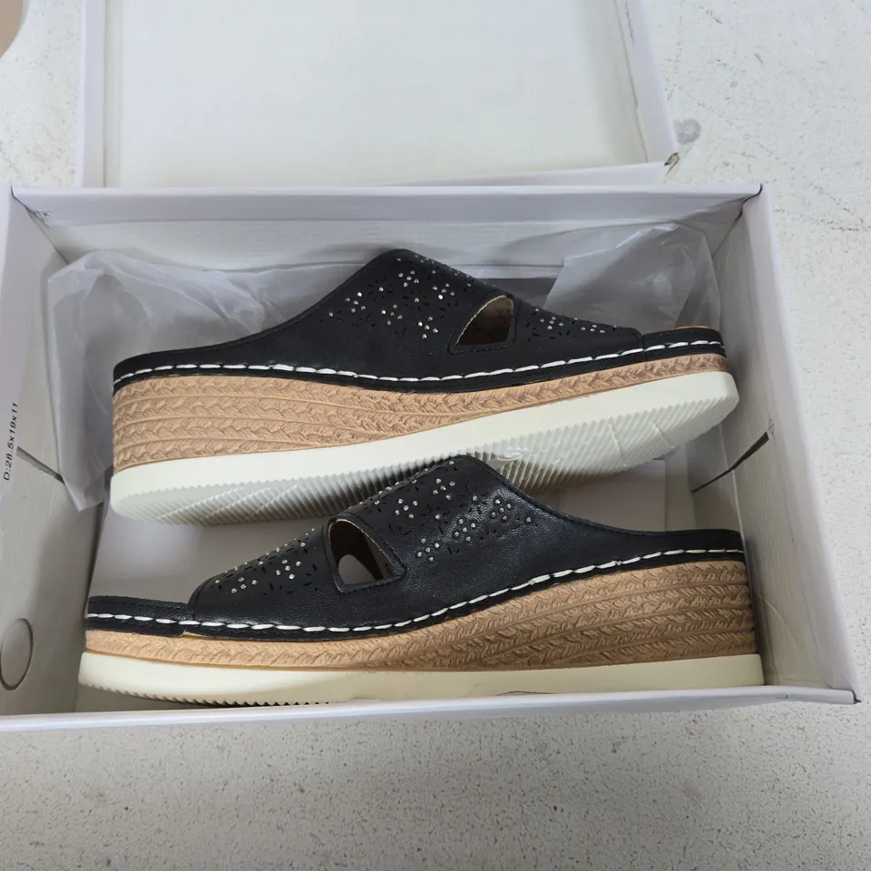 E. SHOES BY EMMA UDAIPUR BLACK WEDGE ESPADRILLE MULES – UK 5