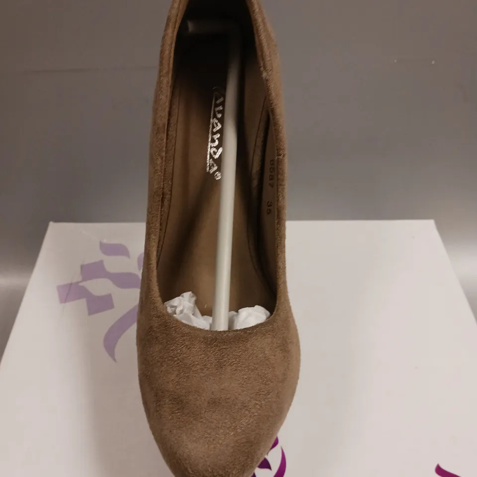 LOT OF 8 BOXED PAIRS OF LAVANDA HEELED SHOES IN KHAKI - VARIOUS SIZES