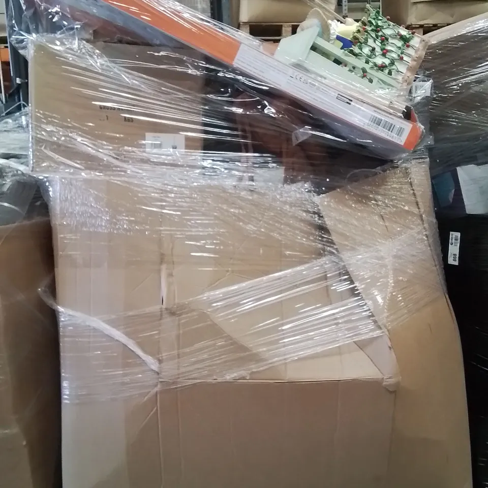 PALLET CONTAINING A LARGE QUANTITY OF ASSORTED LIGHTING PRODUCTS TO INCLUDE:CHANDELIER,FLOOR LAMP,TABLE LAMP