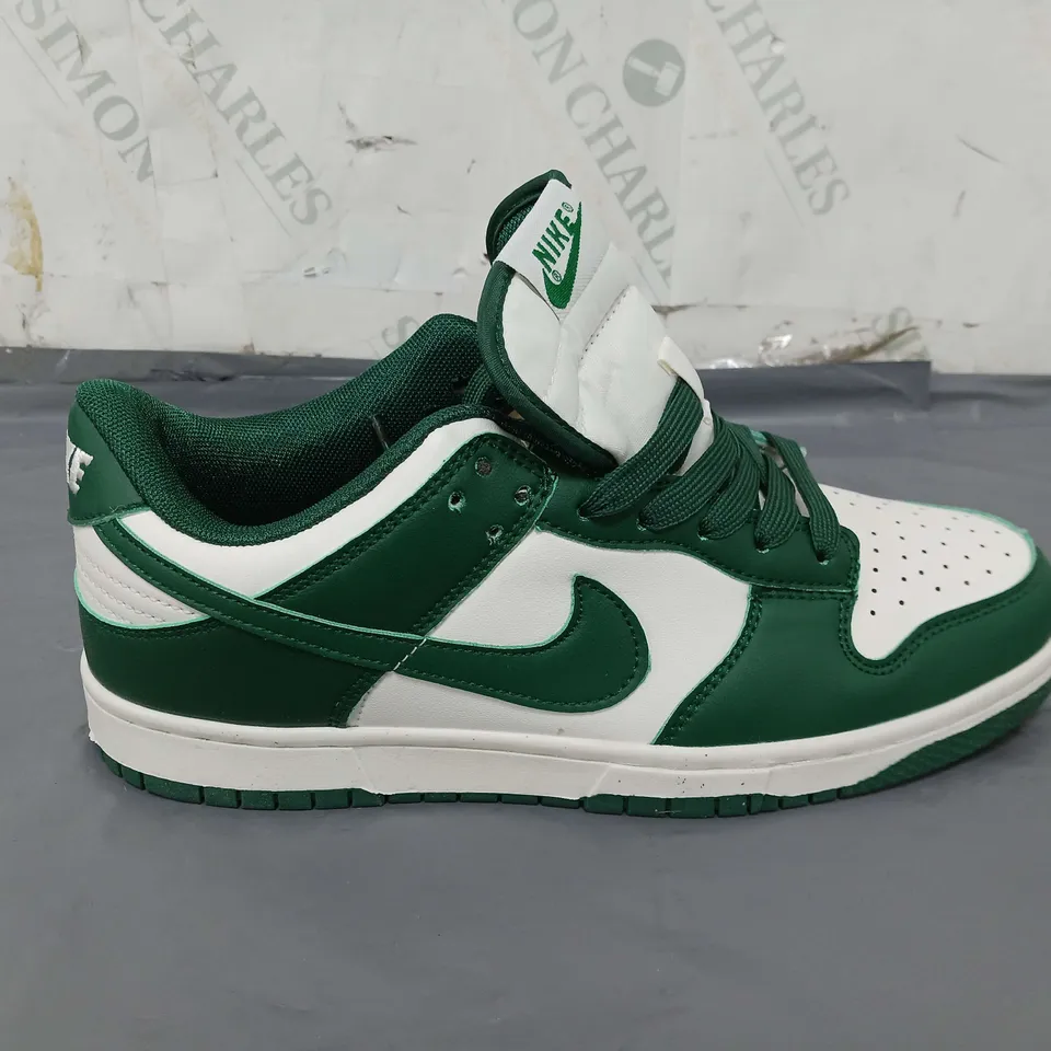PAIR OF NIKE DUNKS IN GREEN SIZE 8