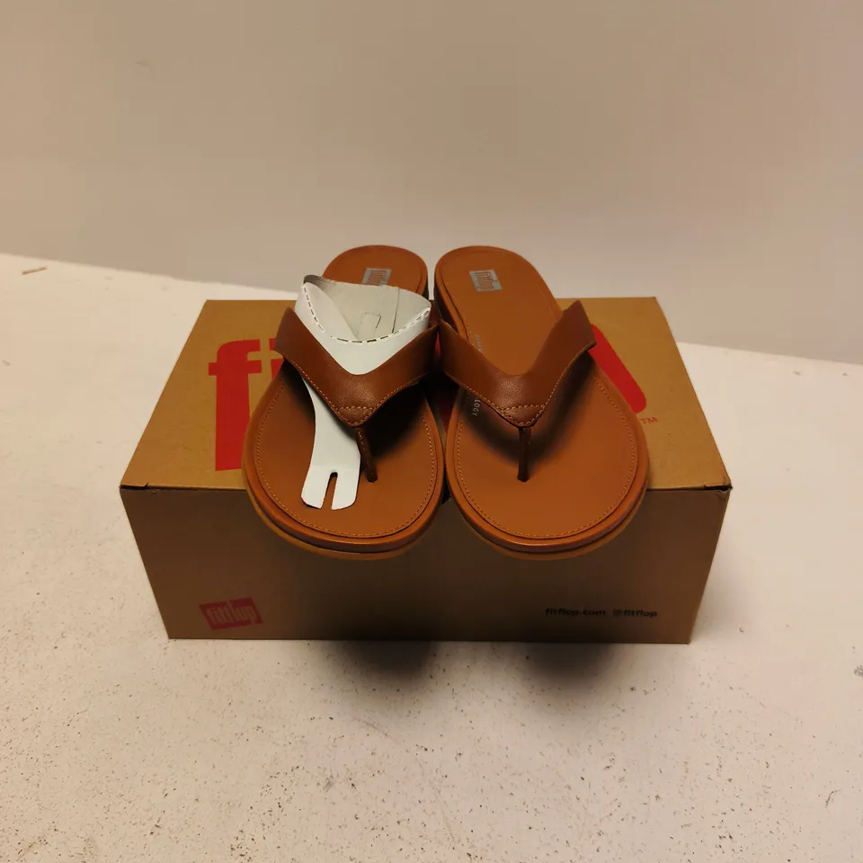 BOXED PAIR OF FITFLOP GRACIE LEATHER FLIP- FLOPS IN LIGHT TAN - UK 06