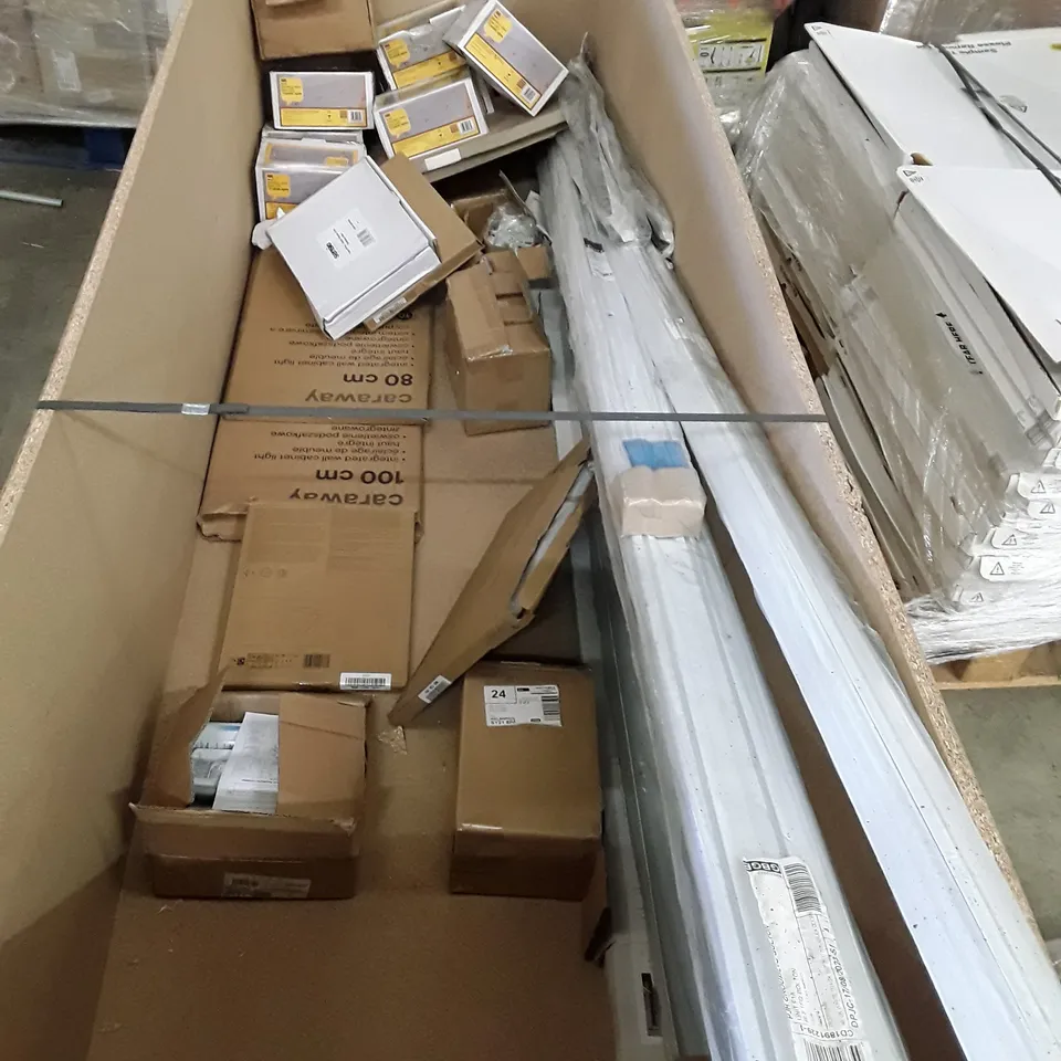 LOT OF APPROXIMATELY 25 ASSORTED ITEMS INCLUDING WALL CABINET LIGHTS, PLINTH LIGHTS, TRACK SETS WITH DOOR STOPS