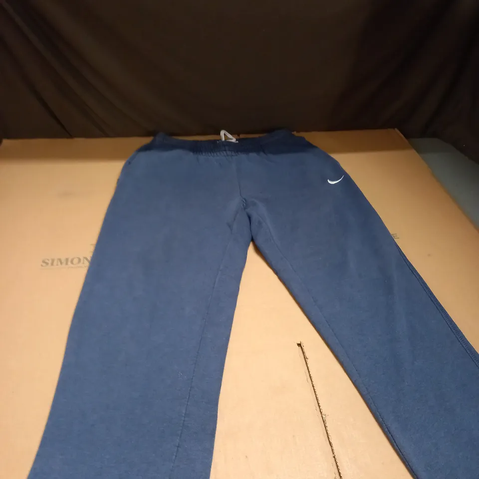NIKE TRACKSUIT BOTTOMS IN NAVY SIZE M