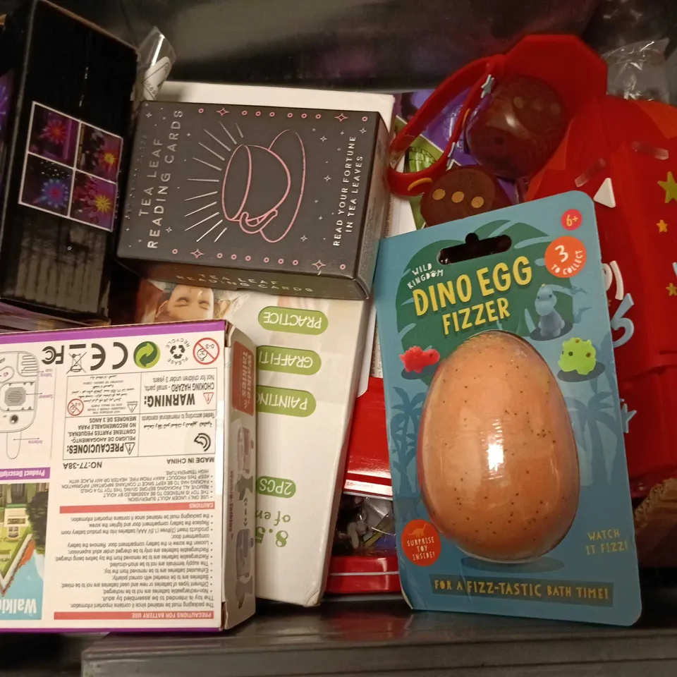 APPROXIMATELY 12 ASSORTED TOYS & GAMES PRODUCTS TO INCLUDE DINO FIZZLER EGG, WALKIE TALKIES, TEA LEAF READING CARDS, ETC 