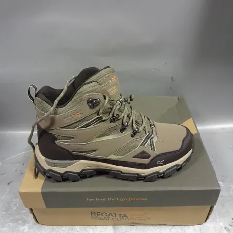 BOXED PAIR OF REGATTA GREAT OUTDOORS HOLCOMBE 3 WATERPROOF BOOTS IN WALNUT/WHITE PEPPER SIZE 6