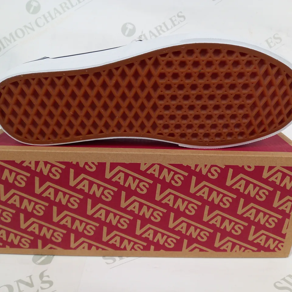 BOXED PAIR OF VANS ATWOOD CANVAS SHOES IN NAVY/WHITE UK SIZE 8