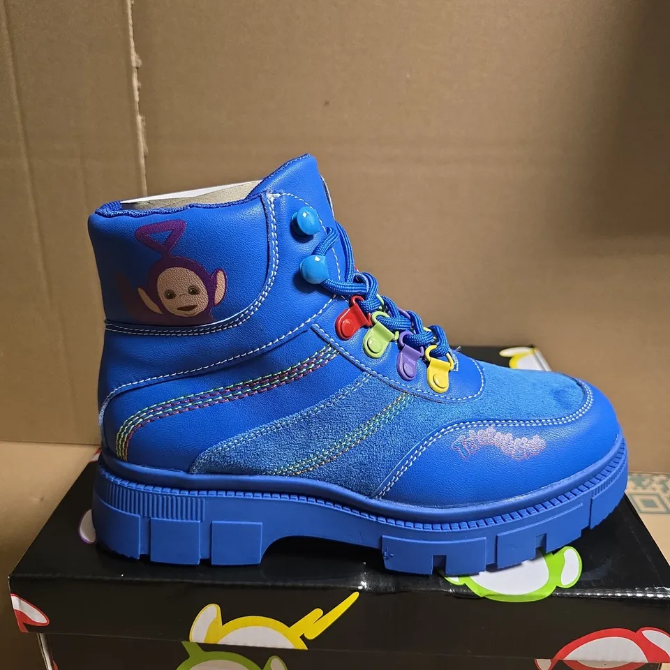 BOXED PAIR OF KOI HOME HILL TELETUBBIES KIDZ BOOTS – BLUE, UK 2K