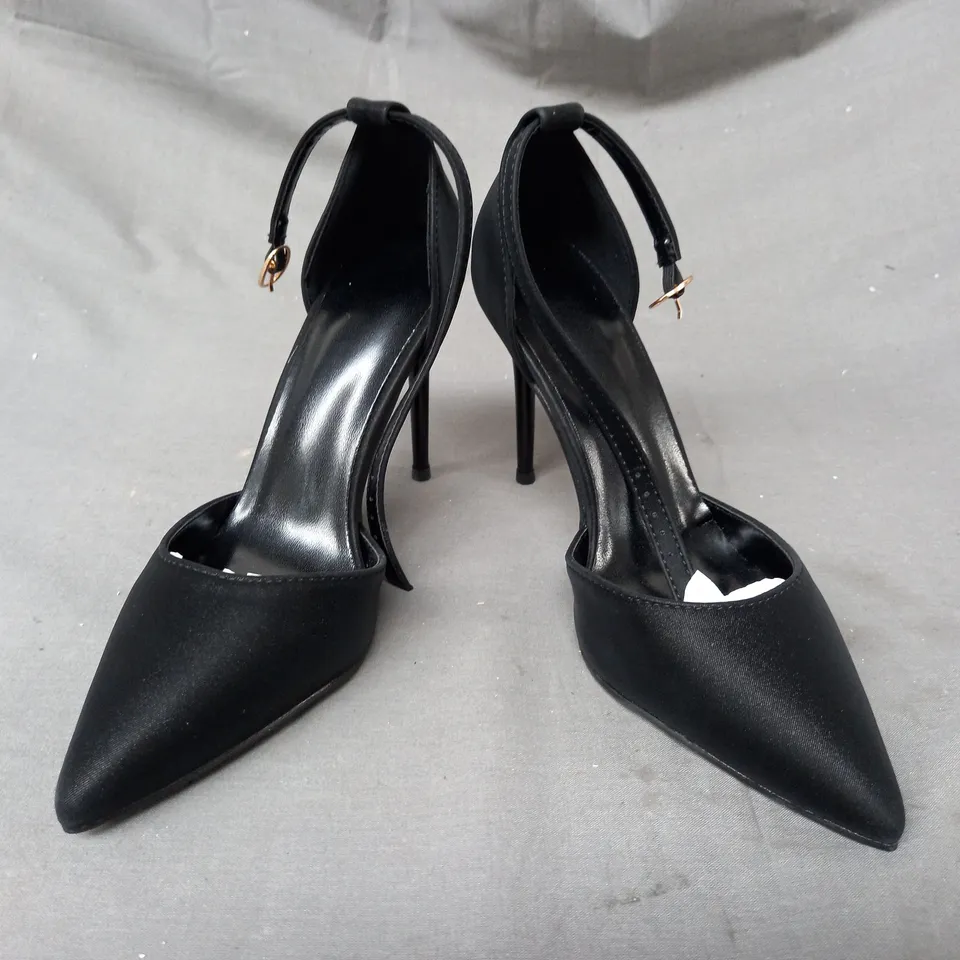 BOXED PAIR OF DESIGNER POINTED TOE HEELS IN BLACK EU SIZE 36