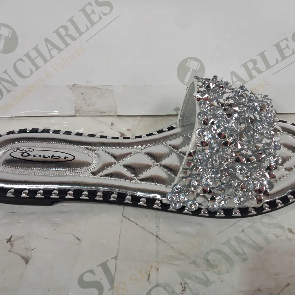 BOXED PAIR OF NO DOUBT SLIDERS IN METALLIC SILVER W. JEWEL EFFECT EU SIZE 41