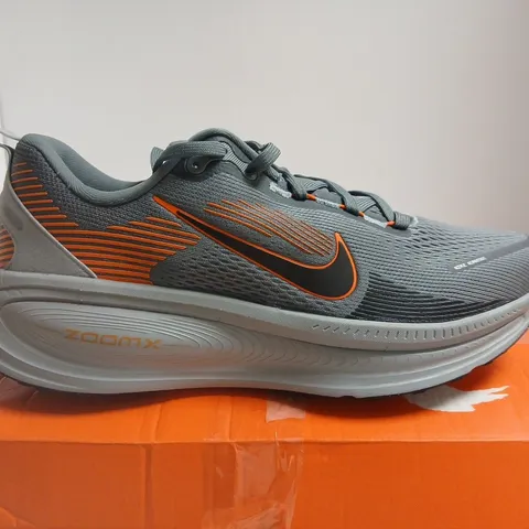 BOXED PAIR OF NIKE VOMERO 18 RUNNING SHOES - GREY/ORANGE, MEN'S UK 10.5