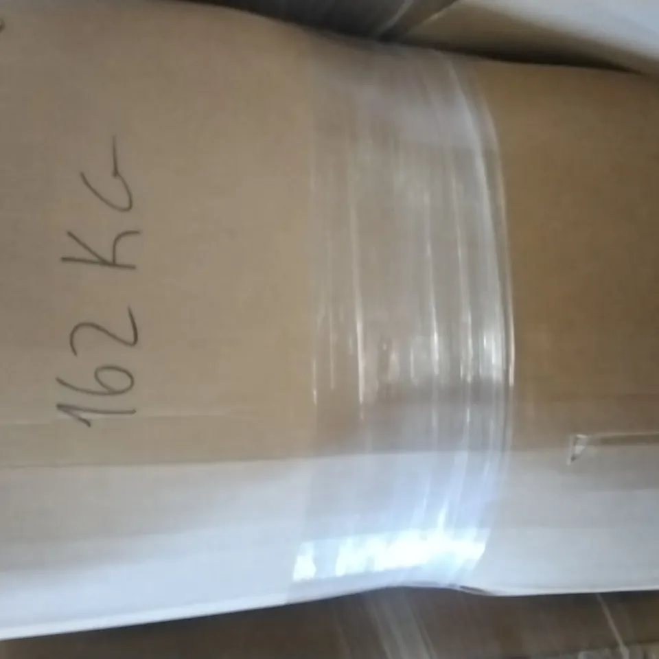 PALLET CONTAINING A LARGE QUANTITY OF PILLOWS
