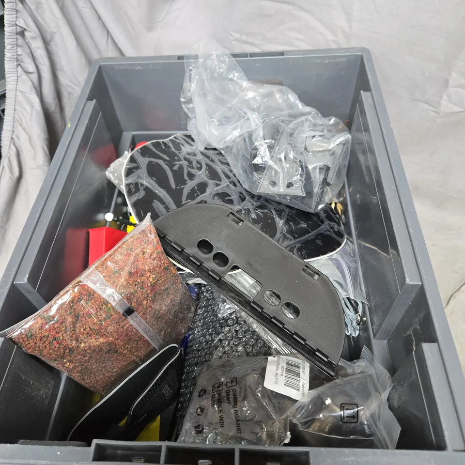 APPROXIMATELY 15 ASSORTED HOUSEHOLD ITEMS TO INCLUDE ENVELOPES, LINT REMOVER, MEASURING SPOON, GLASS PRO SCREEN PROTECTOR ETC