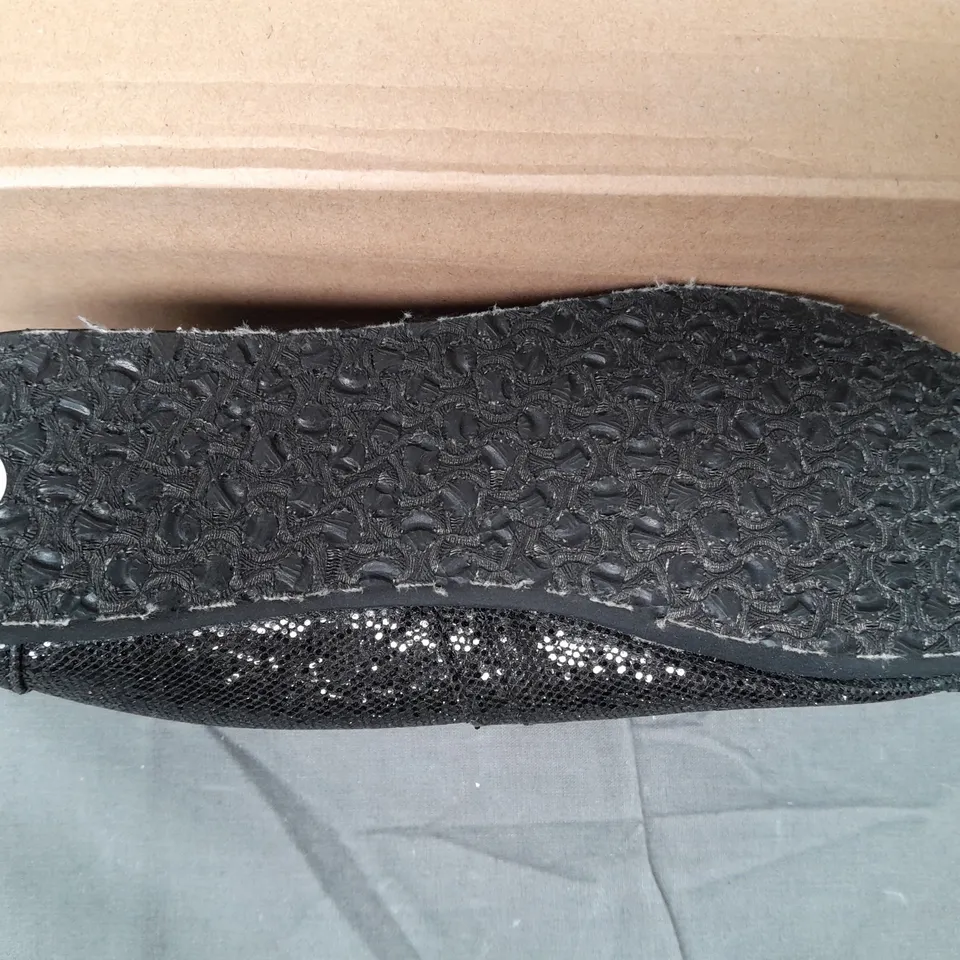 BOX OF APPROXIMATELY 20 BOXED PAIRS OF DESIGNER SLIP-ON SHOES IN BLACK W. GLITTER EFFECT - VARIOUS SIZES