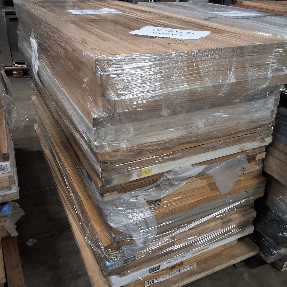 PALLET CONTAINING APPROXIMATELY 30 ASSORTED INTERNAL DOORS