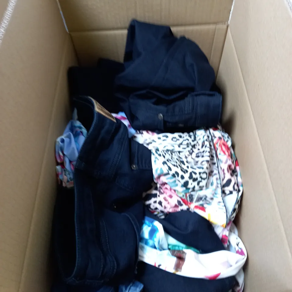 BOX OF APPROXIMATELY 10 ASSORTED WOMEN'S CLOTHING ITEMS INCLUDING JEANS, DRESSES ETC