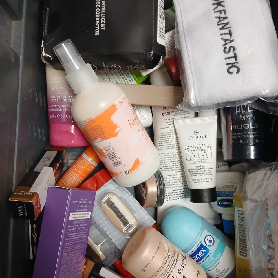 APPROXIMATELY 20 ASSORTED HEALTH & BEAUTY PRODUCTS TO INCLUDE OLAY FIRMING CREAM, COLLAGEN EYE PATCHES, BODY MIST ETC