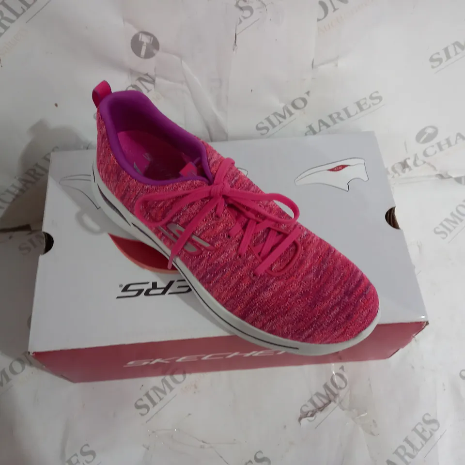 BOXED PAIR OF SKECHERS ARCHFIT TEXTILE TRAINER IN PINK SIZE 6