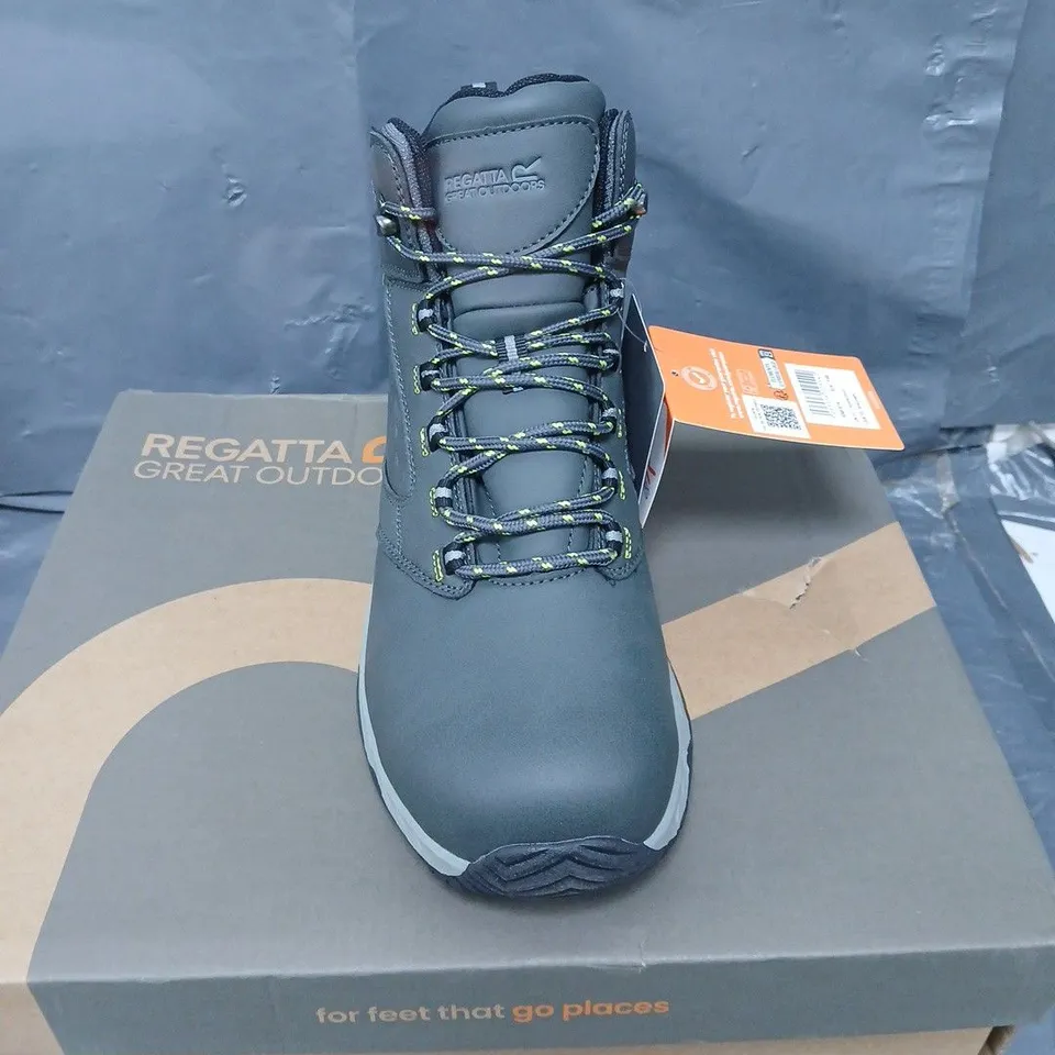 BOXED PAIR OF REGATTA MENS AMBLE BOOTS - 11