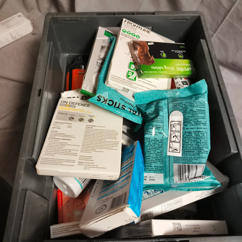 APPROXIMATELY 30 ASSORTED PET ITEMS INCLUDING LITTLE LIKIT HORSE TREATS , BANOV SHAMPOO AND PIPPOT SKIN SPRAY