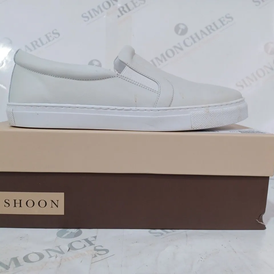 BOXED PAIR OF SHOON EIDOLON TRAINERS IN OFF WHITE SIZE 7