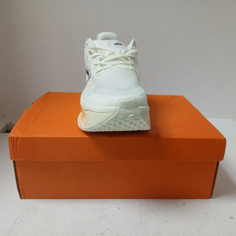 BOXED PAIR OF NIE VOMERO PREMIUM TRAINERS N SAIL/BLACK/COCONUT MILK SIZE UK 10