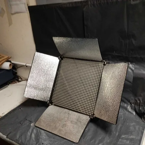 LED STUDIO LIGHT WITH HANDLE ATTACHMENT 