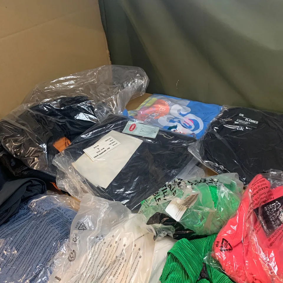 Medium box of assorted clothing items to include jeans, dresses and jackets