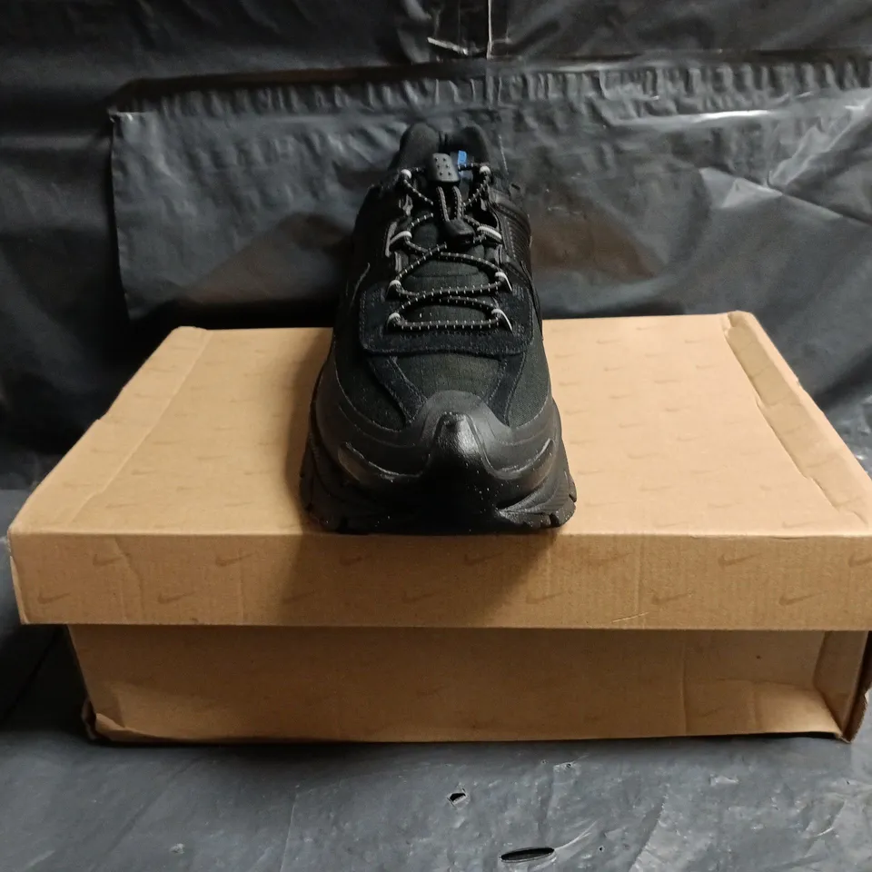 BOXED PAIR OF NIKE ZOOM VEMERO ROAM TRAINERS IN BLACK SIZE UK 8.5