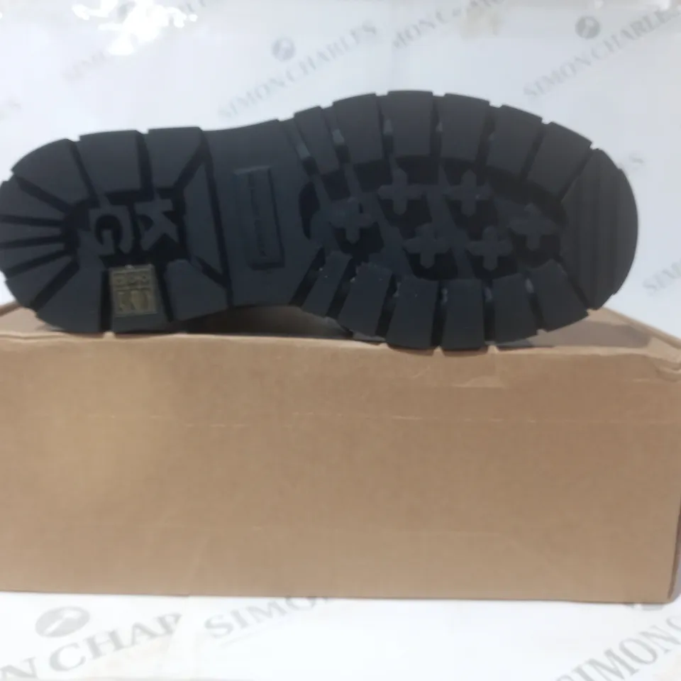 BOXED PAIR OF KURT GEIGER TYRUS CUFF BOOTS IN BLACK EU SIZE 43