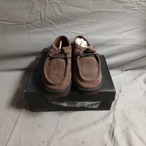 CLARKS ORIGINALS WALLABEE BROWN SUEDE MOCCASIN SHOES – UK 8 (MEN’S) – BOXED