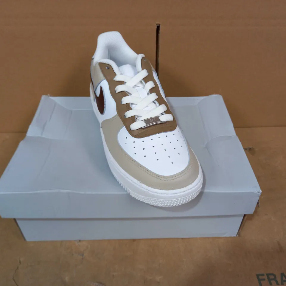 BOXED PAIR OF DESIGNER SHOES IN THE STYLE OF NIKE AIR FORCE 1 IN BROWN/WHITE SIZE UNSPECIFIED
