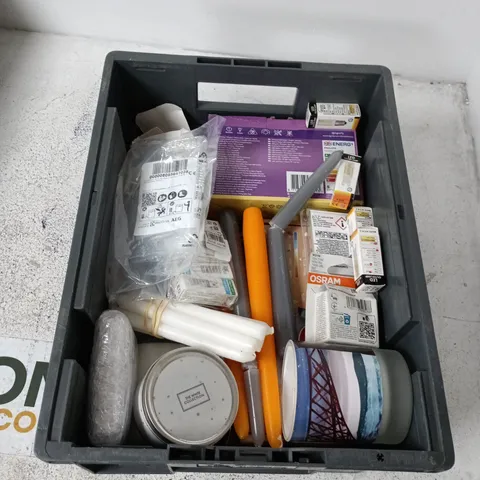 BOX CONTAINING A MIX OF APPROXIMATELY 15 ASSORTED HOUSEHOLD ITEMS INCLUDING CANDLES, LIGHTING ETC. 