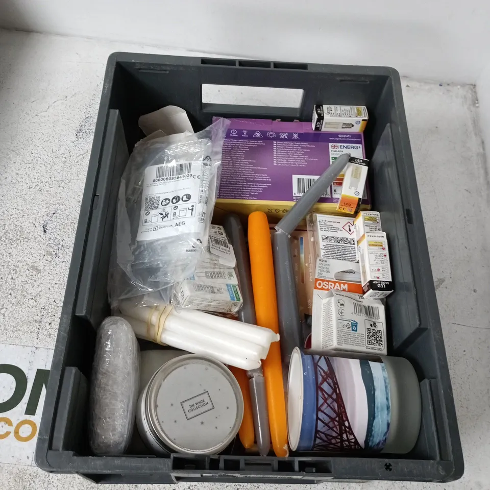 BOX CONTAINING A MIX OF APPROXIMATELY 15 ASSORTED HOUSEHOLD ITEMS INCLUDING CANDLES, LIGHTING ETC.