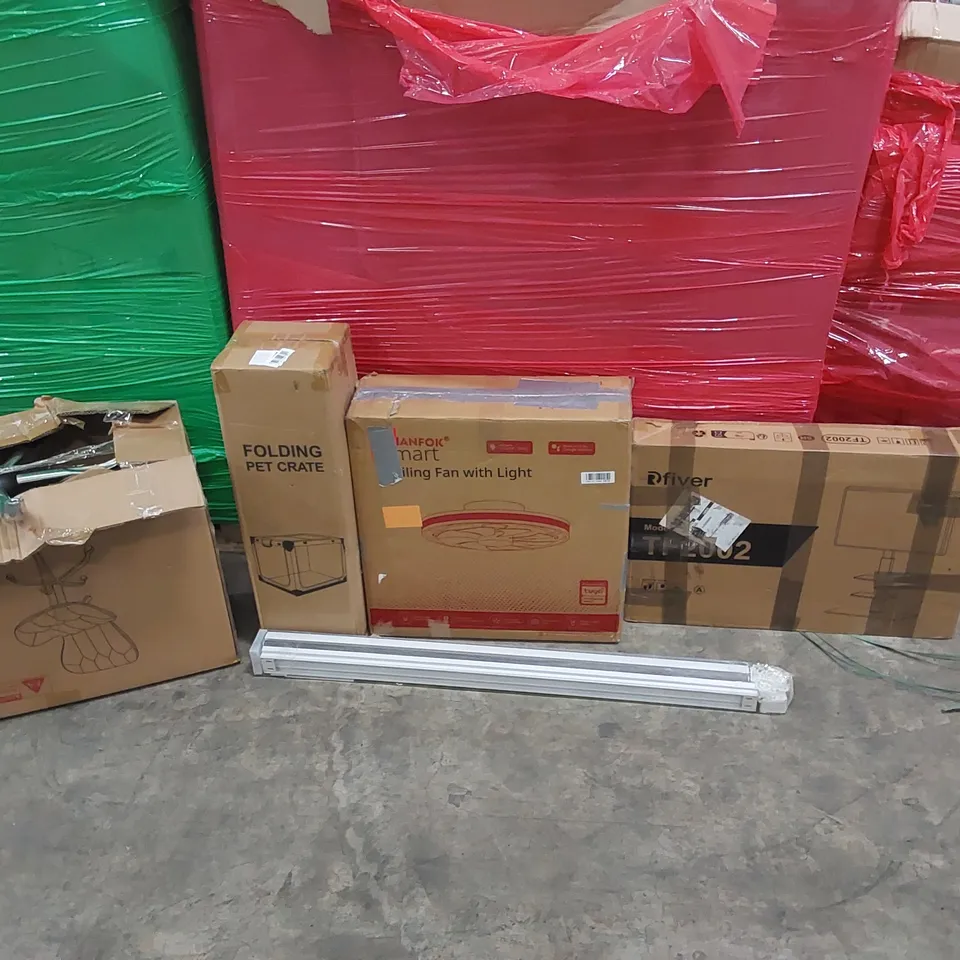 PALLET OF ASSORTED CONSUMER PRODUCTS TO INCLUDE: OFFICE CHAIR, CEILING FAN WITH LIGHT, FOLDING PET CRATE, TV STAND, WINDOW BLINDS ECT